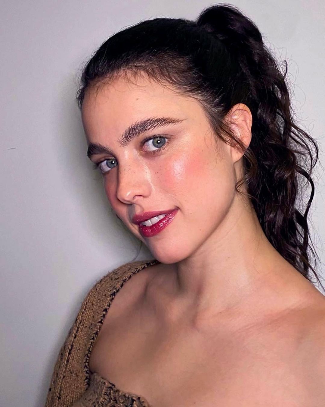 Розовые румяна, неон и глянцевый блеск: главные тренды летнего макияжа 2022